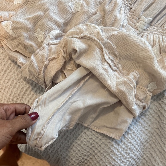 STORIA Beige Ruffled hem embroidered stars Romper size medium - Picture 10 of 10